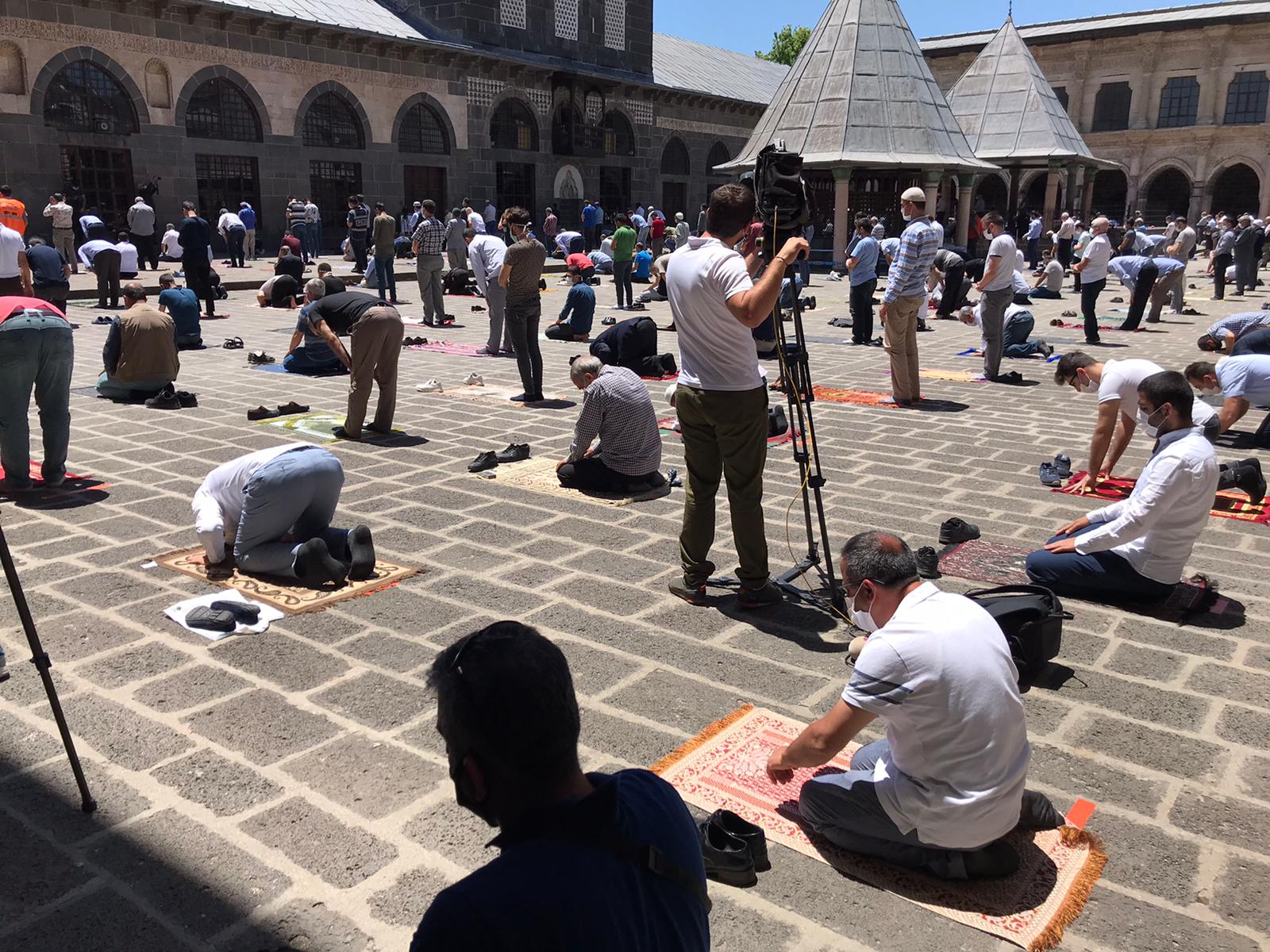 Foto: Diyarbakır’da salgın gölgesinde ilk cuma namazı